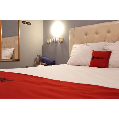 Reddoorz At Deluxe Hotel Near Terminal Purabaya Bungurasih Sidoarjo Exterior foto