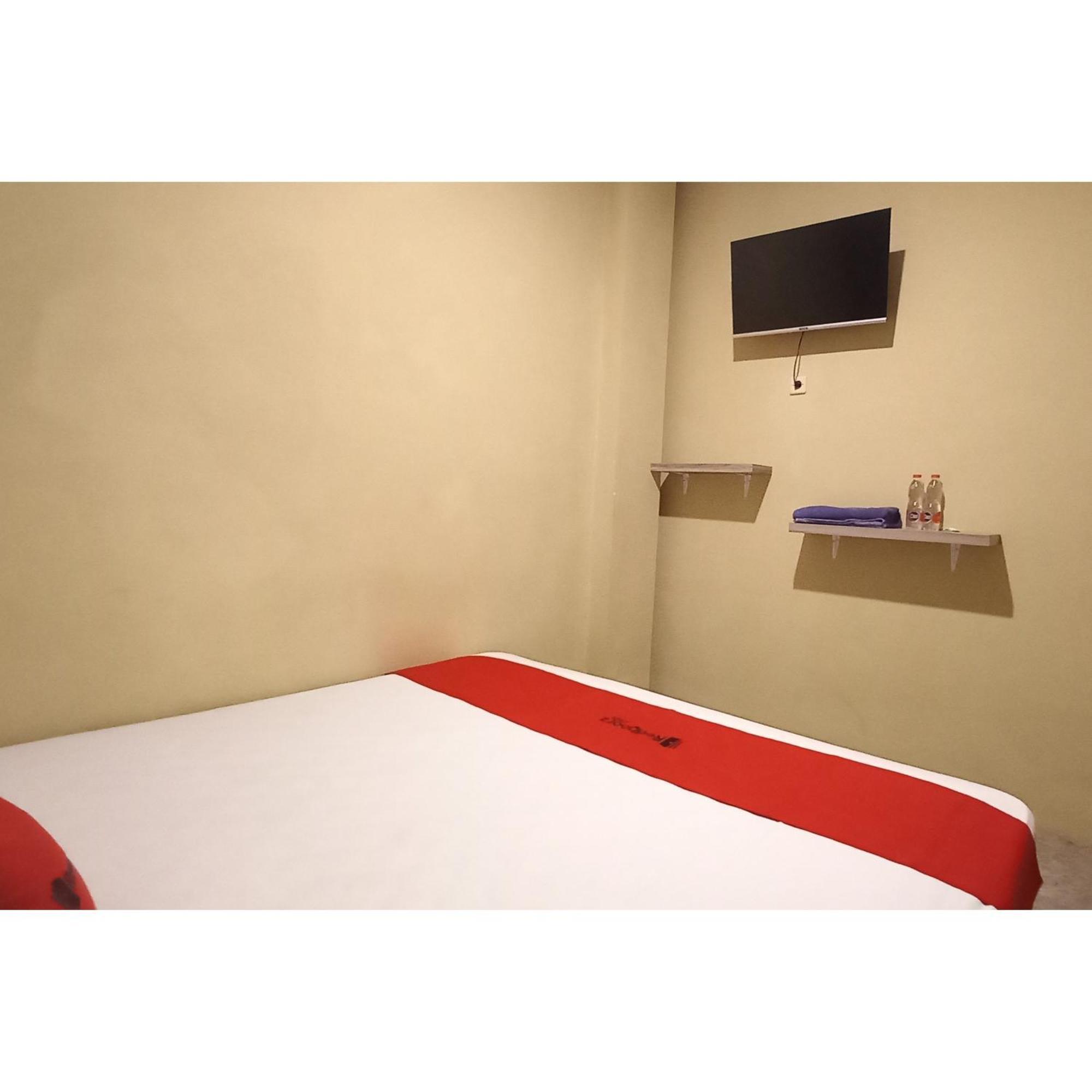 Reddoorz At Deluxe Hotel Near Terminal Purabaya Bungurasih Sidoarjo Exterior foto