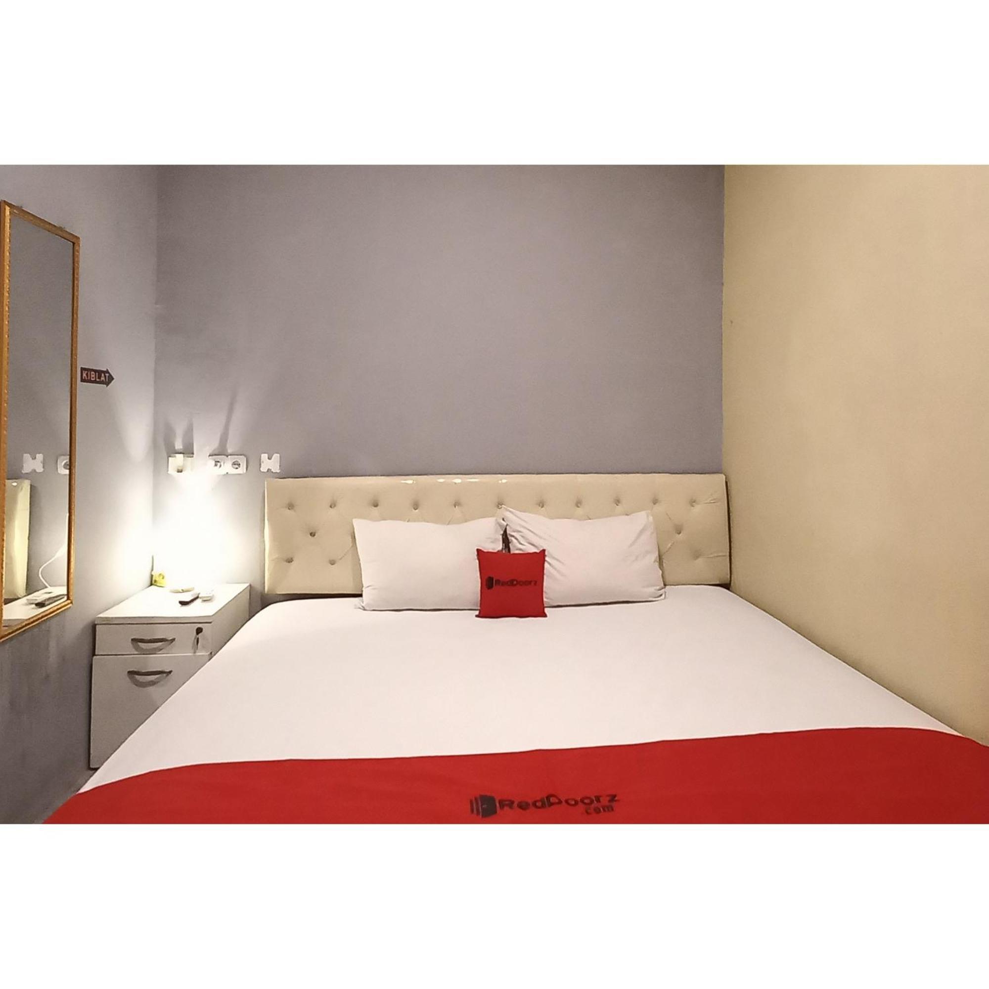 Reddoorz At Deluxe Hotel Near Terminal Purabaya Bungurasih Sidoarjo Exterior foto