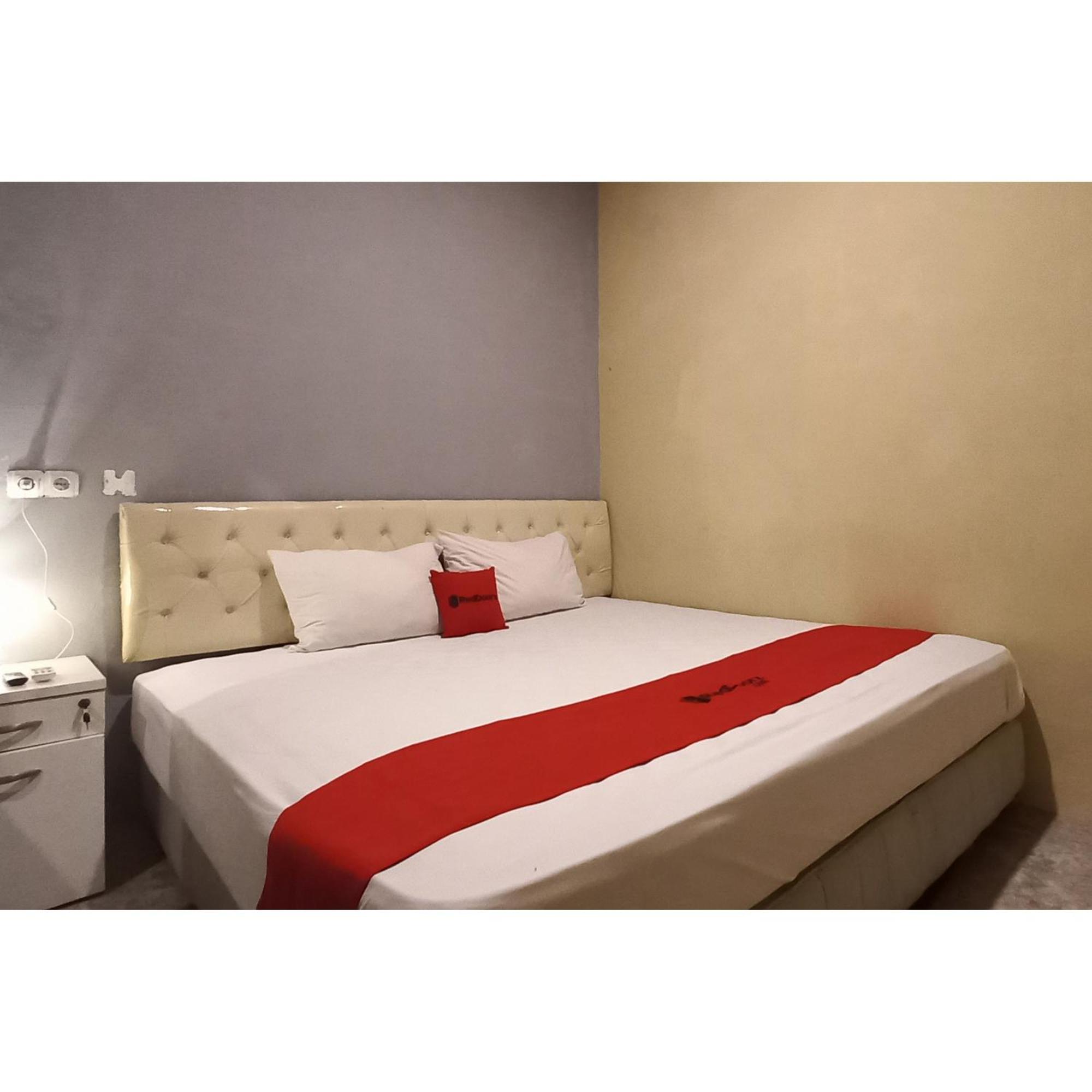 Reddoorz At Deluxe Hotel Near Terminal Purabaya Bungurasih Sidoarjo Exterior foto