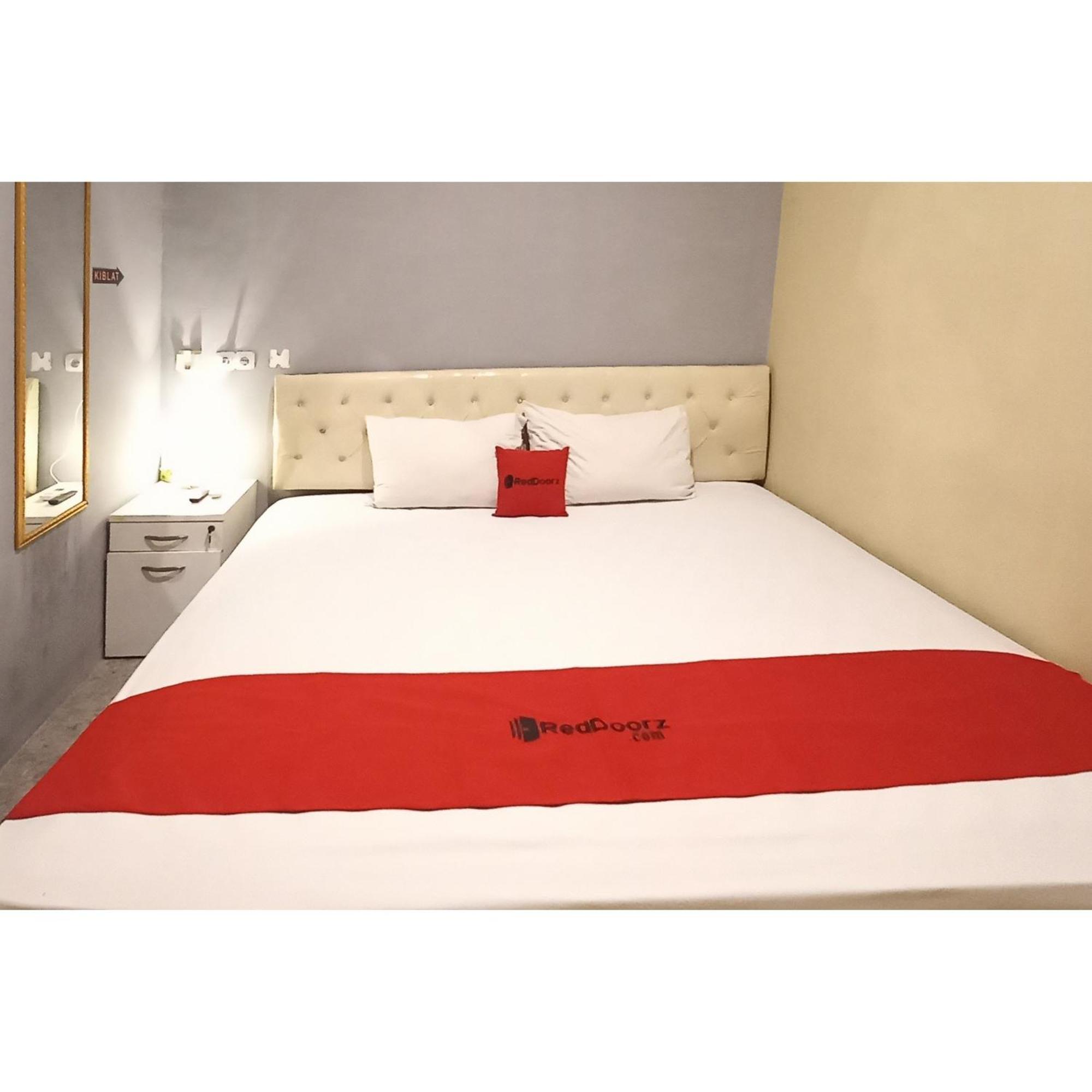 Reddoorz At Deluxe Hotel Near Terminal Purabaya Bungurasih Sidoarjo Exterior foto