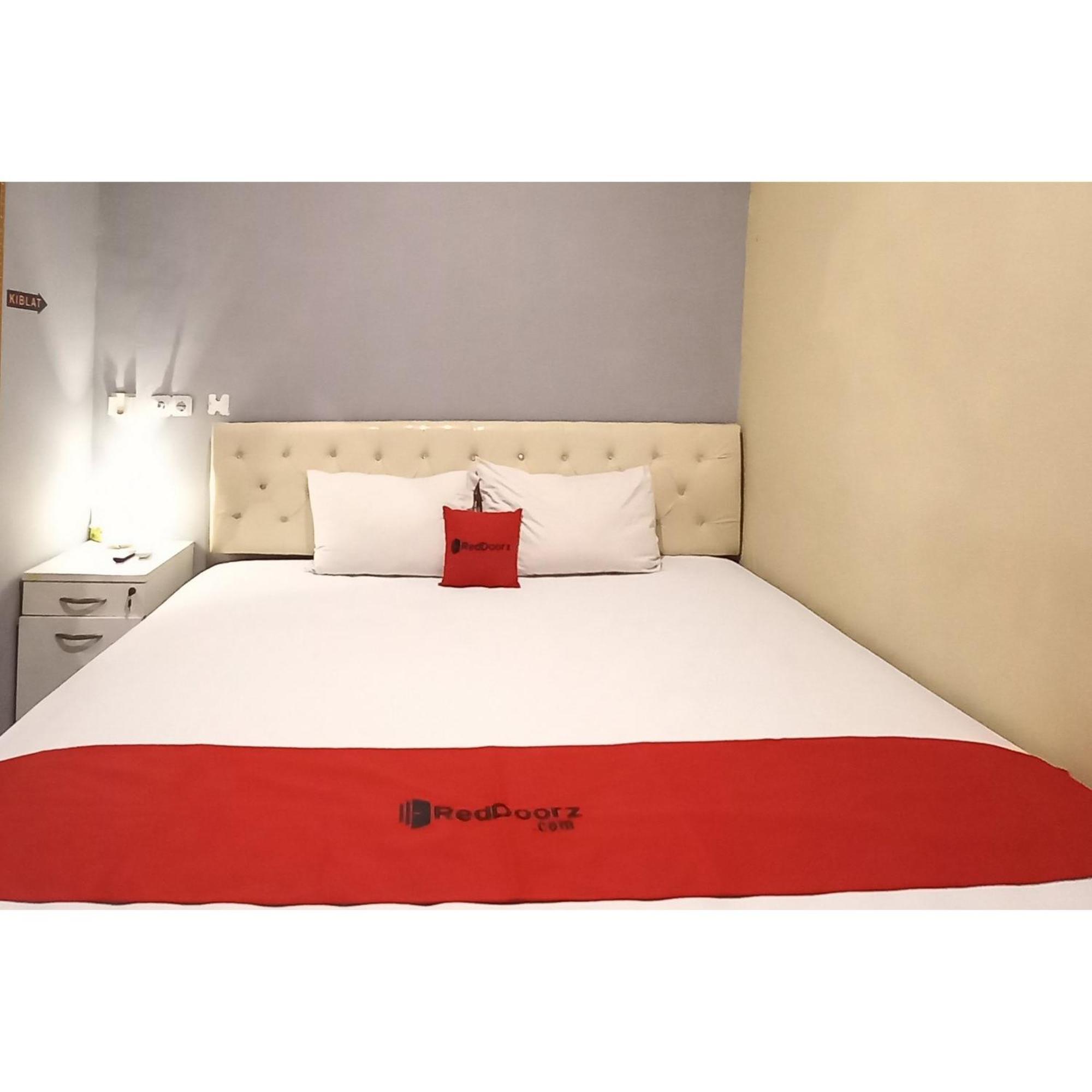 Reddoorz At Deluxe Hotel Near Terminal Purabaya Bungurasih Sidoarjo Exterior foto