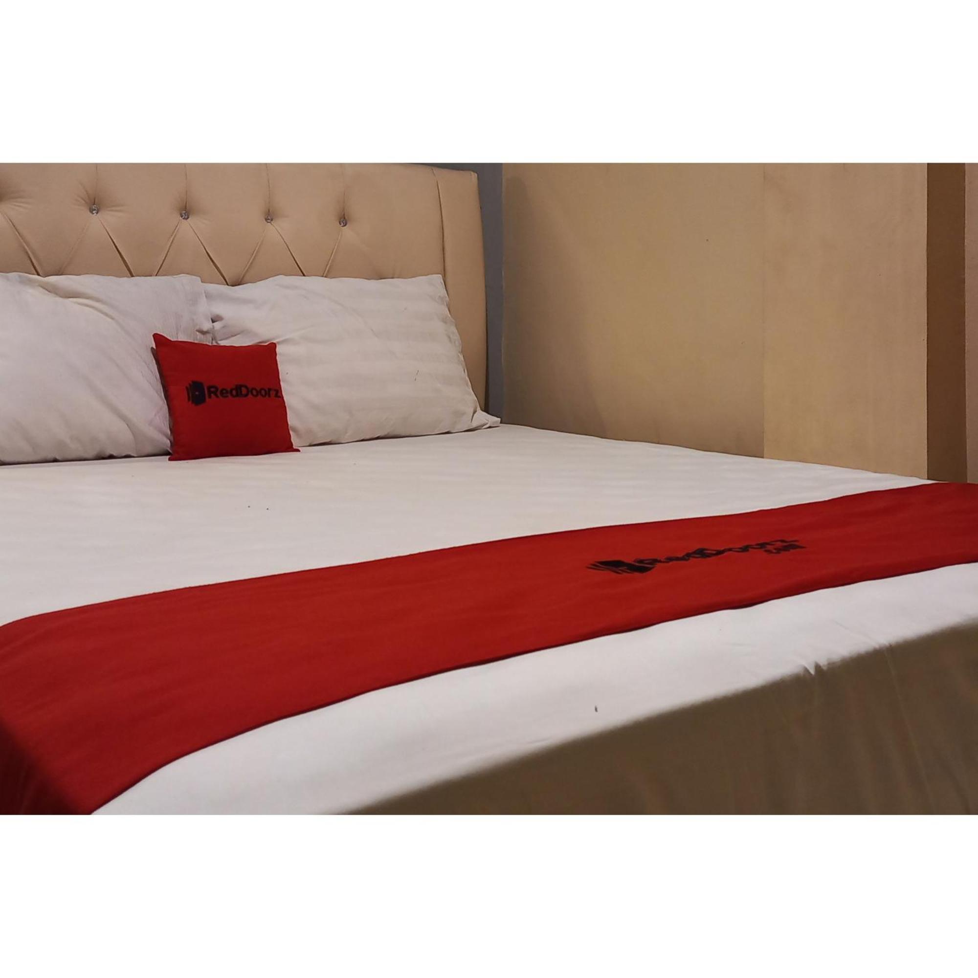 Reddoorz At Deluxe Hotel Near Terminal Purabaya Bungurasih Sidoarjo Exterior foto