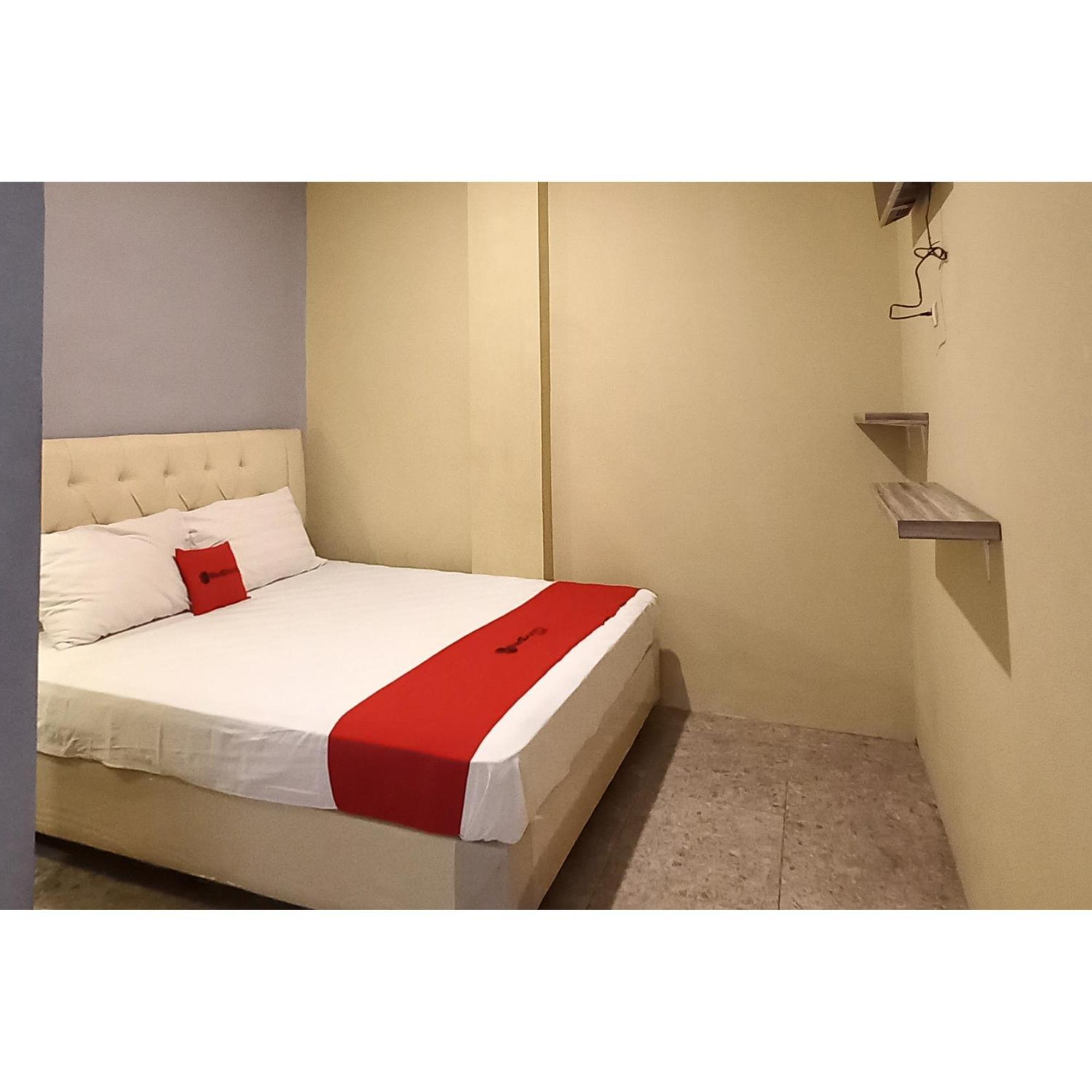 Reddoorz At Deluxe Hotel Near Terminal Purabaya Bungurasih Sidoarjo Exterior foto