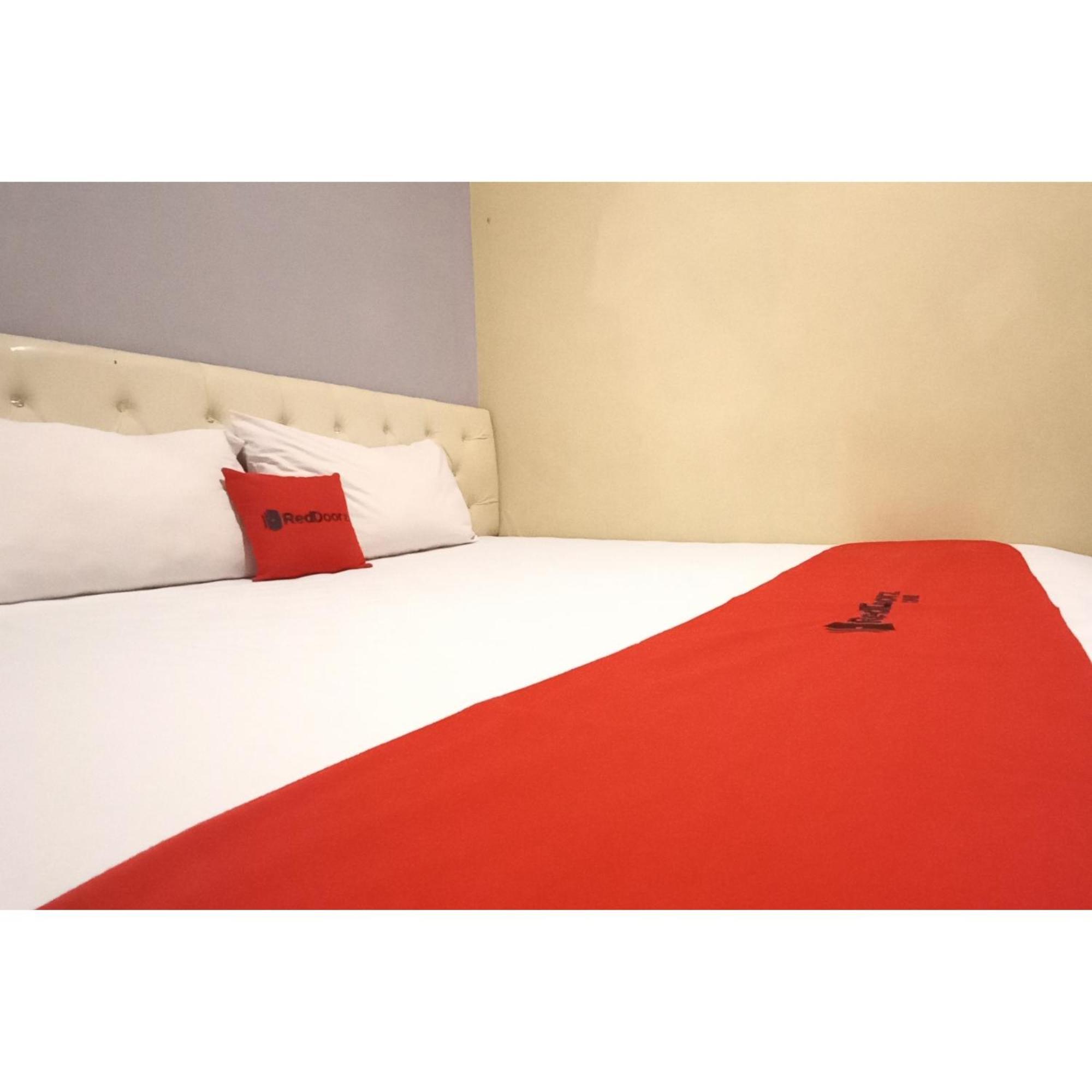 Reddoorz At Deluxe Hotel Near Terminal Purabaya Bungurasih Sidoarjo Exterior foto