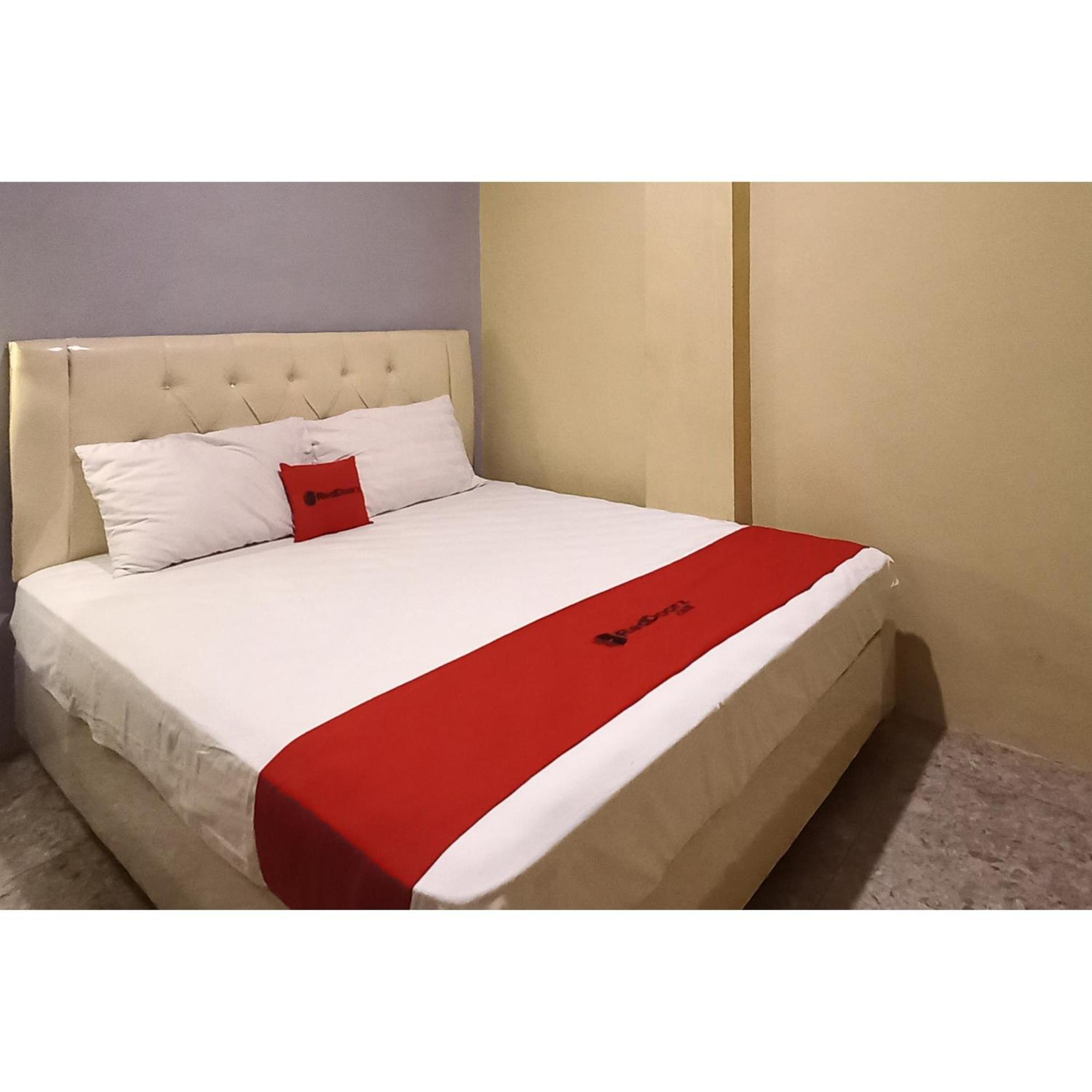 Reddoorz At Deluxe Hotel Near Terminal Purabaya Bungurasih Sidoarjo Exterior foto