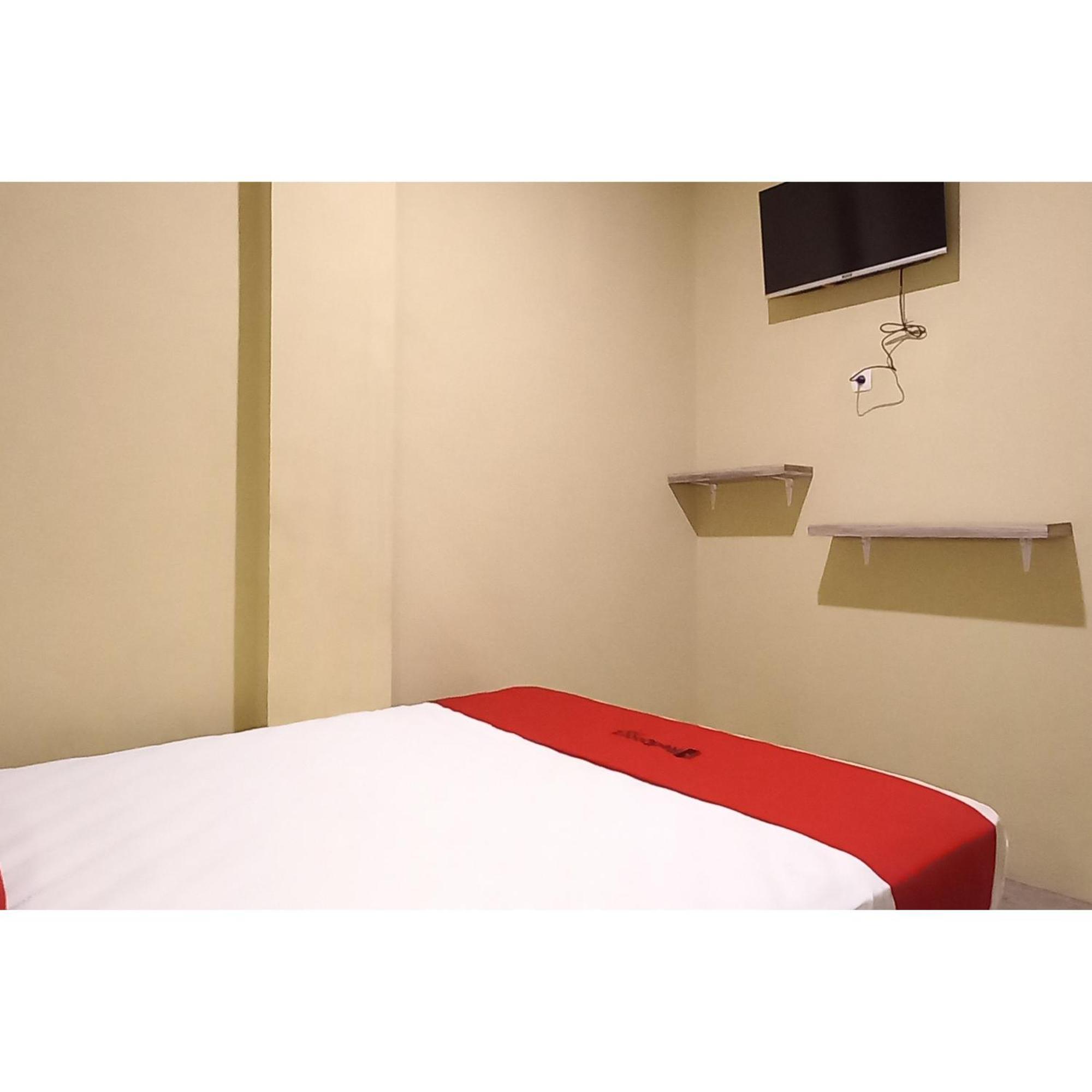 Reddoorz At Deluxe Hotel Near Terminal Purabaya Bungurasih Sidoarjo Exterior foto