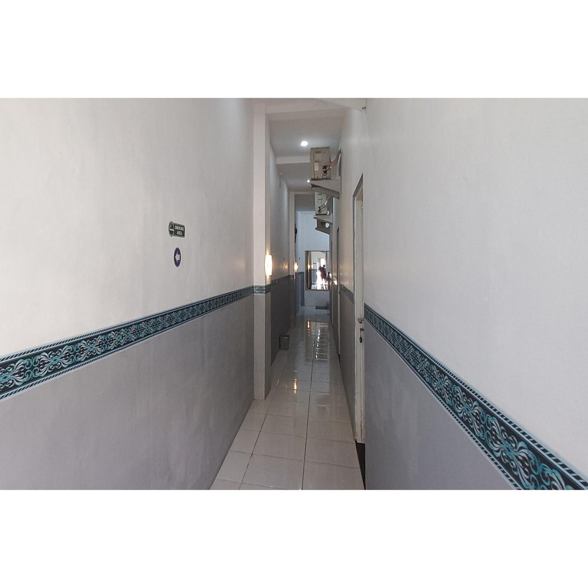 Reddoorz At Deluxe Hotel Near Terminal Purabaya Bungurasih Sidoarjo Exterior foto