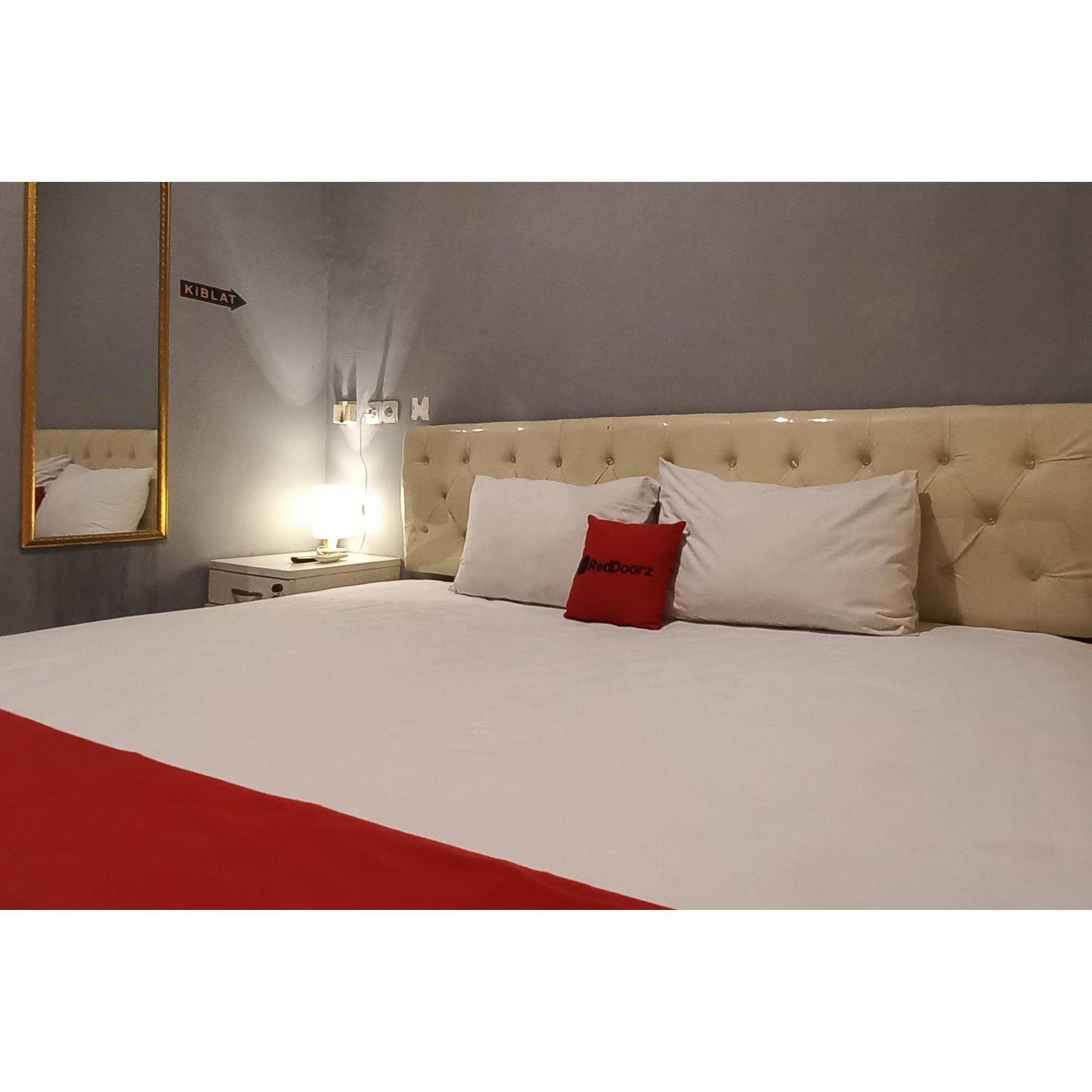 Reddoorz At Deluxe Hotel Near Terminal Purabaya Bungurasih Sidoarjo Exterior foto