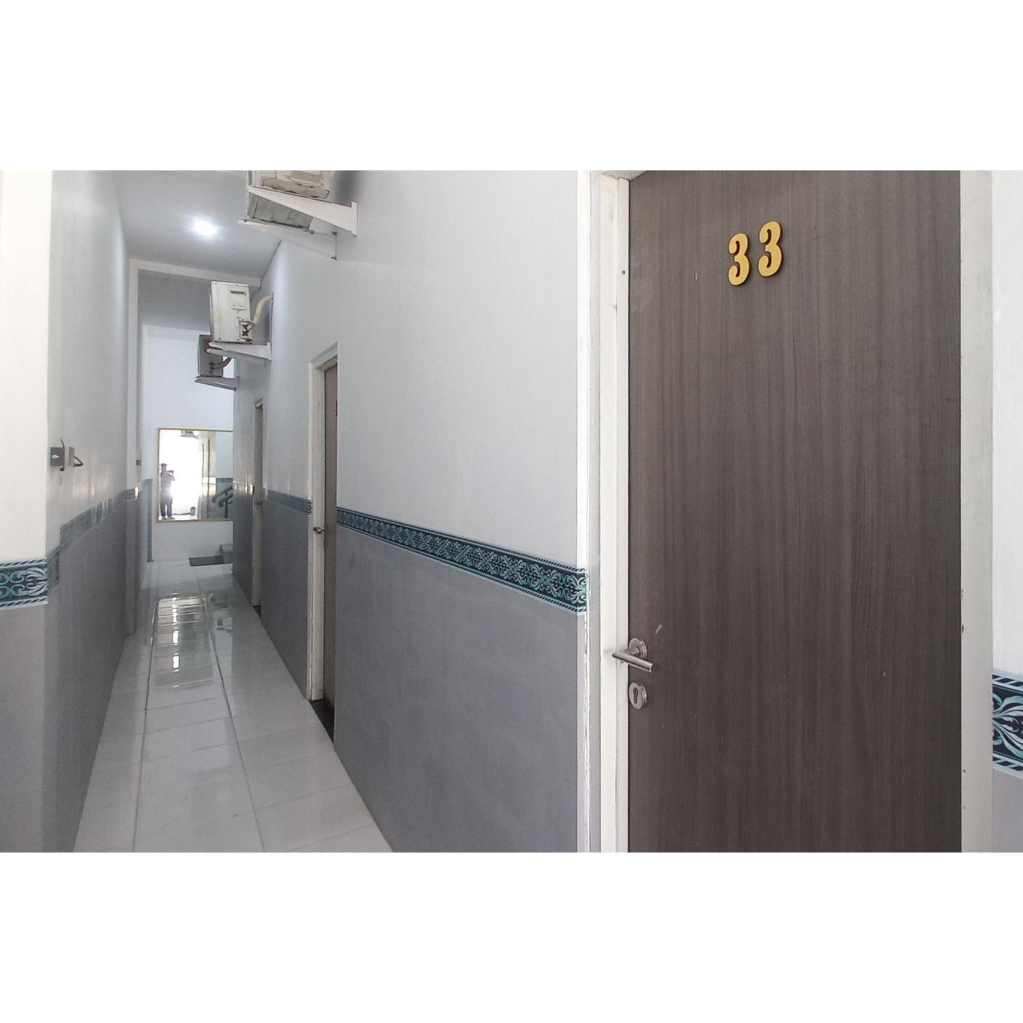 Reddoorz At Deluxe Hotel Near Terminal Purabaya Bungurasih Sidoarjo Exterior foto